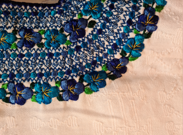 Huipil de Chamelco, blanco con detalles azul y verde - Image 3