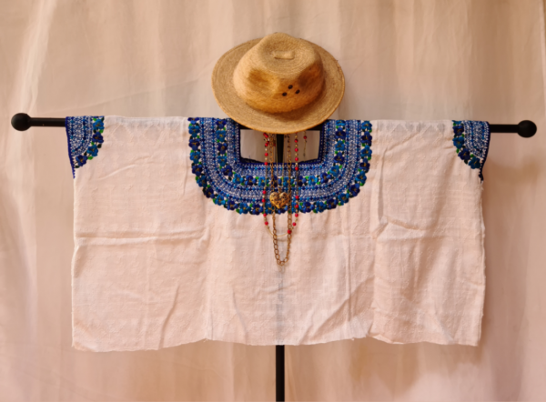 Huipil de Chamelco, blanco con detalles azul y verde - Image 4