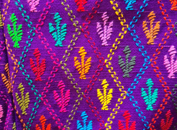 Huipil en zigzag fondo morado - Image 3
